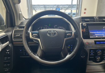 Подержанный автомобиль Toyota Land Cruiser Prado 2019 года (12 фото)