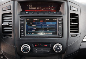 Подержанный автомобиль Mitsubishi Pajero 2011 года (14 фото)