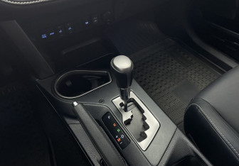 Подержанный автомобиль Toyota RAV4 2017 года (12 фото)
