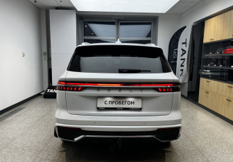 Подержанный автомобиль Geely Monjaro 2023 года (6 фото)