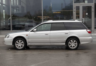 Подержанный автомобиль Subaru Legacy Wagon 2001 года (8 фото)