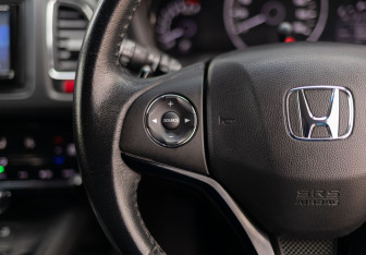 Подержанный автомобиль Honda Vezel 2014 года (12 фото)