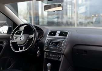 Подержанный автомобиль Volkswagen Polo Sedan 2017 года (10 фото)