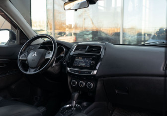 Подержанный автомобиль Mitsubishi ASX 2014 года (10 фото)