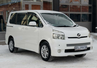 Подержанный автомобиль Toyota Voxy Minivan 2010 года (3 фото)