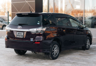 Подержанный автомобиль Toyota Wish Minivan 2013 года (5 фото)
