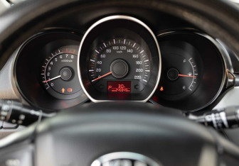Подержанный автомобиль Kia Rio Hatchback 2015 года (13 фото)
