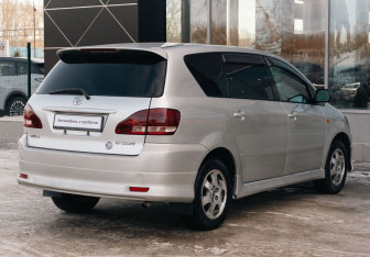 Подержанный автомобиль Toyota Ipsum 2001 года (5 фото)