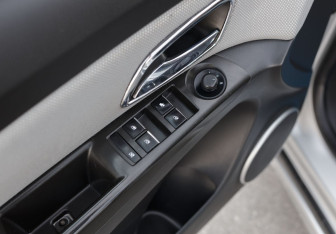 Подержанный автомобиль Chevrolet Cruze Hatchback 2014 года (16 фото)