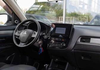 Подержанный автомобиль Mitsubishi Outlander 2013 года (10 фото)