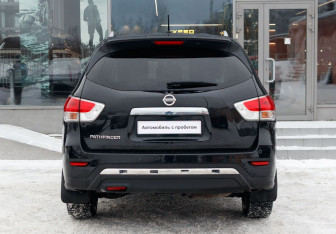 Подержанный автомобиль Nissan Pathfinder 2015 года (6 фото)