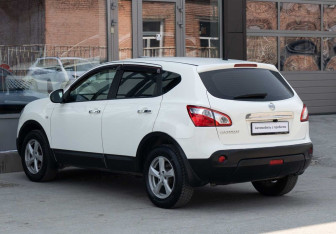 Подержанный автомобиль Nissan Qashqai 2011 года (7 фото)
