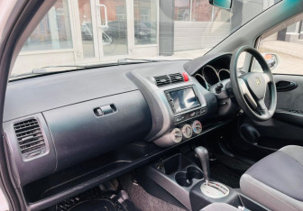 Подержанный автомобиль Honda Fit 2006 года (10 фото)