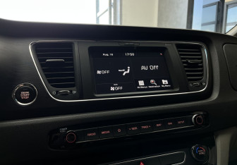 Подержанный автомобиль Kia Carnival 2018 года (14 фото)