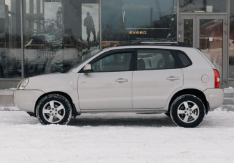 Подержанный автомобиль Hyundai Tucson 2007 года (8 фото)