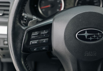 Подержанный автомобиль Subaru XV 2013 года (12 фото)