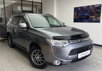 Подержанный автомобиль Mitsubishi Outlander 2012 года (3 фото)