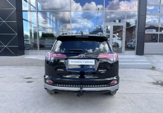 Подержанный автомобиль Toyota RAV4 2017 года (7 фото)