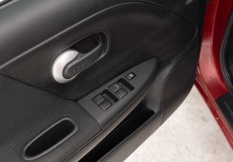 Подержанный автомобиль Nissan Note 2013 года (16 фото)