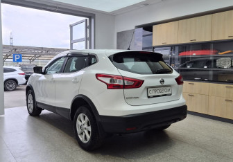 Подержанный автомобиль Nissan Qashqai 2015 года (6 фото)