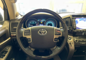 Подержанный автомобиль Toyota Land Cruiser Suv 2008 года (13 фото)