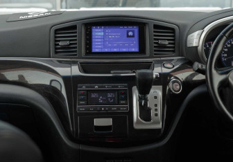 Подержанный автомобиль Nissan Elgrand 2011 года (13 фото)