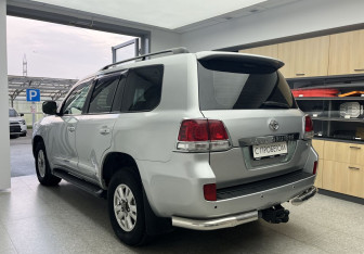 Подержанный автомобиль Toyota Land Cruiser Suv 2008 года (6 фото)