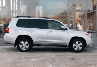 Подержанный автомобиль Toyota Land Cruiser Suv 2012 года (4 фото)