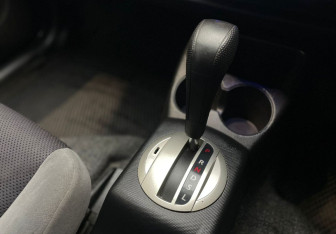 Подержанный автомобиль Honda Fit 2006 года (13 фото)