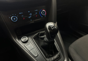 Подержанный автомобиль Ford Focus Hatchback 2016 года (11 фото)