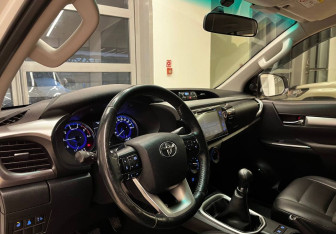 Подержанный автомобиль Toyota Hilux 2017 года (14 фото)