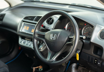 Подержанный автомобиль Honda Stream 2007 года (11 фото)