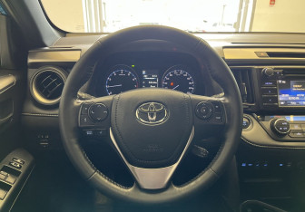 Подержанный автомобиль Toyota RAV4 2016 года (13 фото)