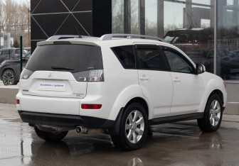 Подержанный автомобиль Mitsubishi Outlander 2010 года (5 фото)
