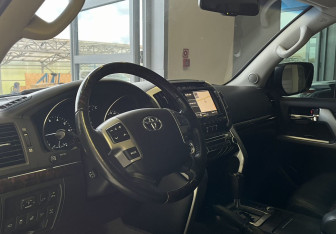 Подержанный автомобиль Toyota Land Cruiser Suv 2012 года (7 фото)