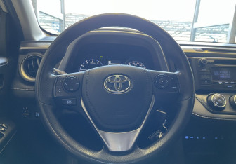 Подержанный автомобиль Toyota RAV4 2017 года (11 фото)