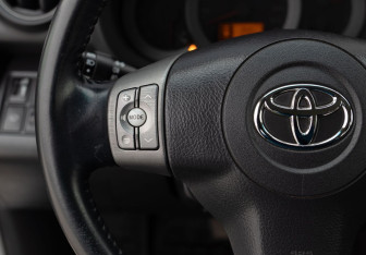 Подержанный автомобиль Toyota RAV4 2008 года (12 фото)