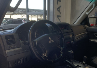 Подержанный автомобиль Mitsubishi Pajero 2012 года (10 фото)