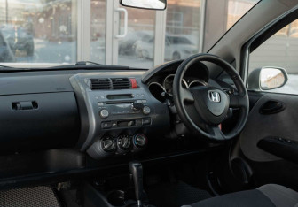 Подержанный автомобиль Honda Fit 2001 года (10 фото)