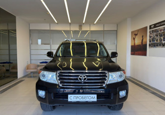 Подержанный автомобиль Toyota Land Cruiser Suv 2012 года (3 фото)