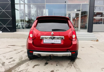 Подержанный автомобиль Renault Duster 2014 года (6 фото)