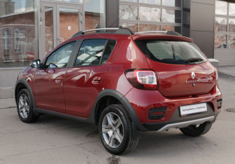 Подержанный автомобиль Renault Sandero 2020 года (7 фото)