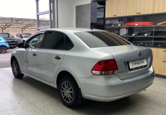 Подержанный автомобиль Volkswagen Polo Sedan 2013 года (7 фото)