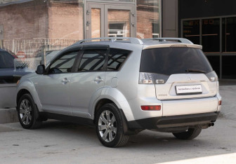 Подержанный автомобиль Mitsubishi Outlander 2008 года (7 фото)