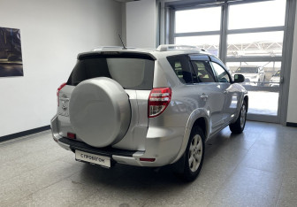 Подержанный автомобиль Toyota RAV4 2010 года (4 фото)
