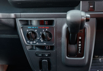 Подержанный автомобиль Daihatsu Hijet 2019 года (14 фото)