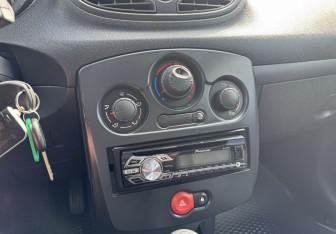 Подержанный автомобиль Renault Clio Hatchback 2007 года (12 фото)