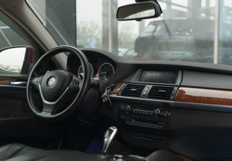 Подержанный автомобиль BMW X6 2011 года (10 фото)