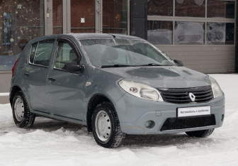Подержанный автомобиль Renault Sandero 2011 года (3 фото)