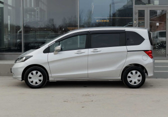 Подержанный автомобиль Honda Freed 2011 года (8 фото)